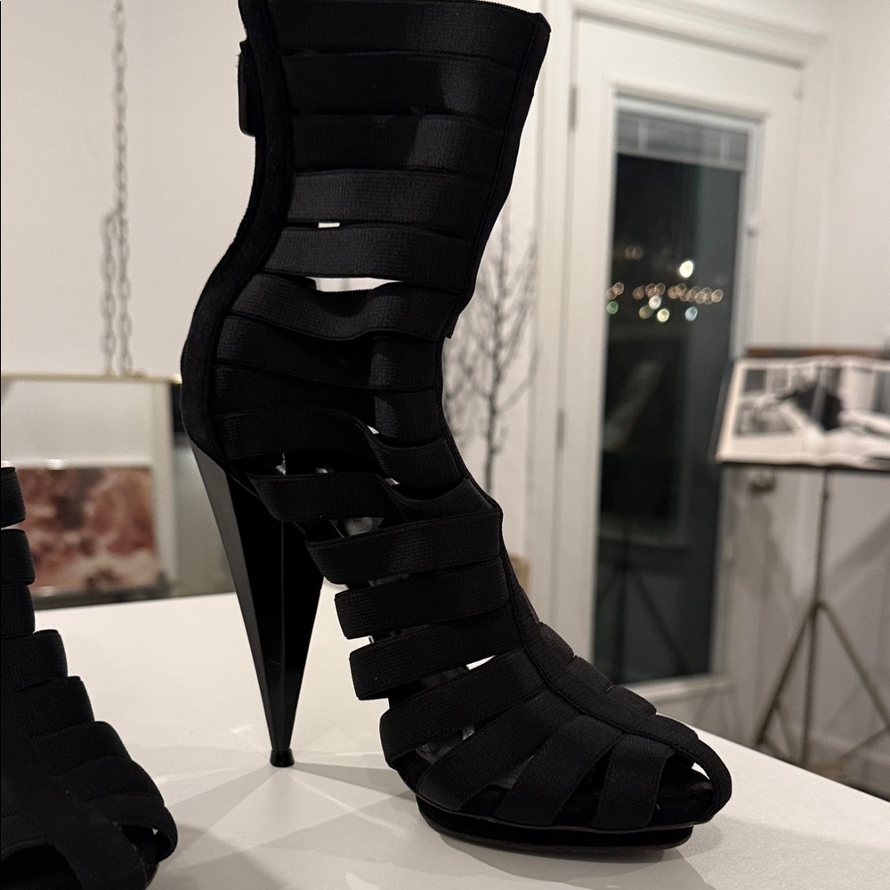 Black Gucci Isadora Gladiator - Picture 2 of 11